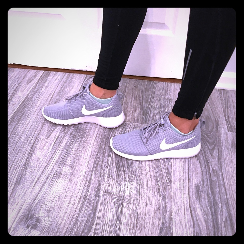 NIKE ROSHE ONE 7.5 Gray